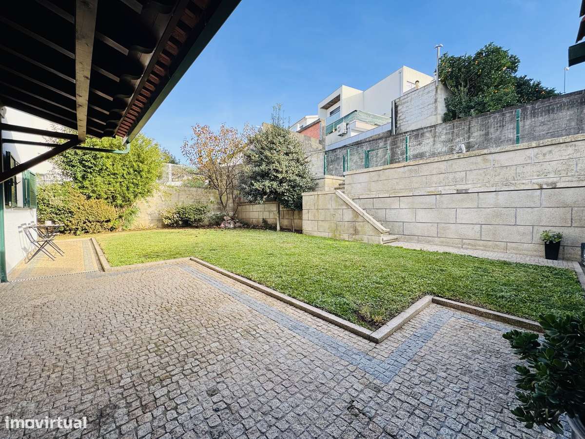 Moradia T4 com jardim e garagem em Braga-2