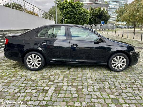 VW Jetta 1.6 TDi Confortline - 19