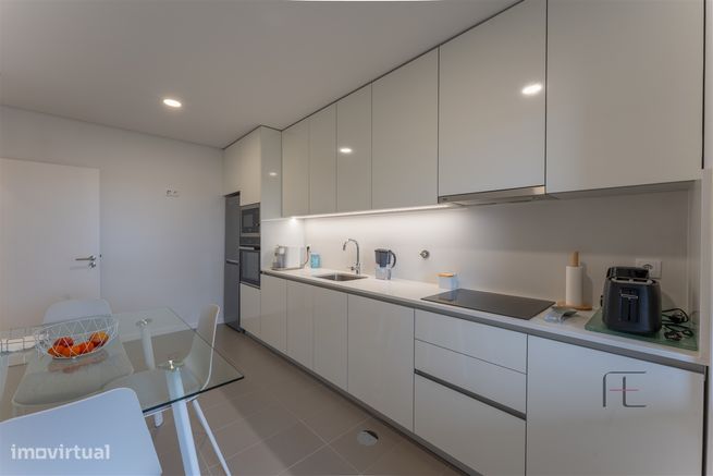 Apartamento T3 como novo, 2 lugares de garagem e 2 arrecadações, Esmor-10
