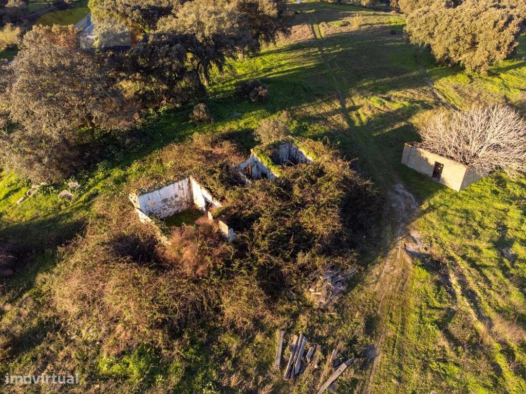 Quinta com monte em ruinas e com viabilidade de Construção, próxima... - Grande imagem: 2/10