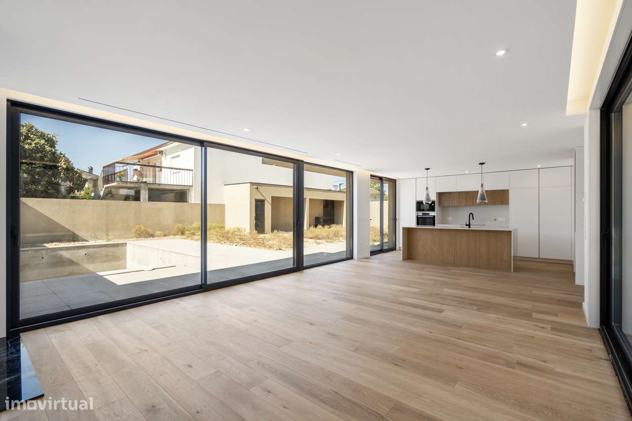 Moradia T3 de Luxo com 3 Suítes, Escritório e Piscina-9