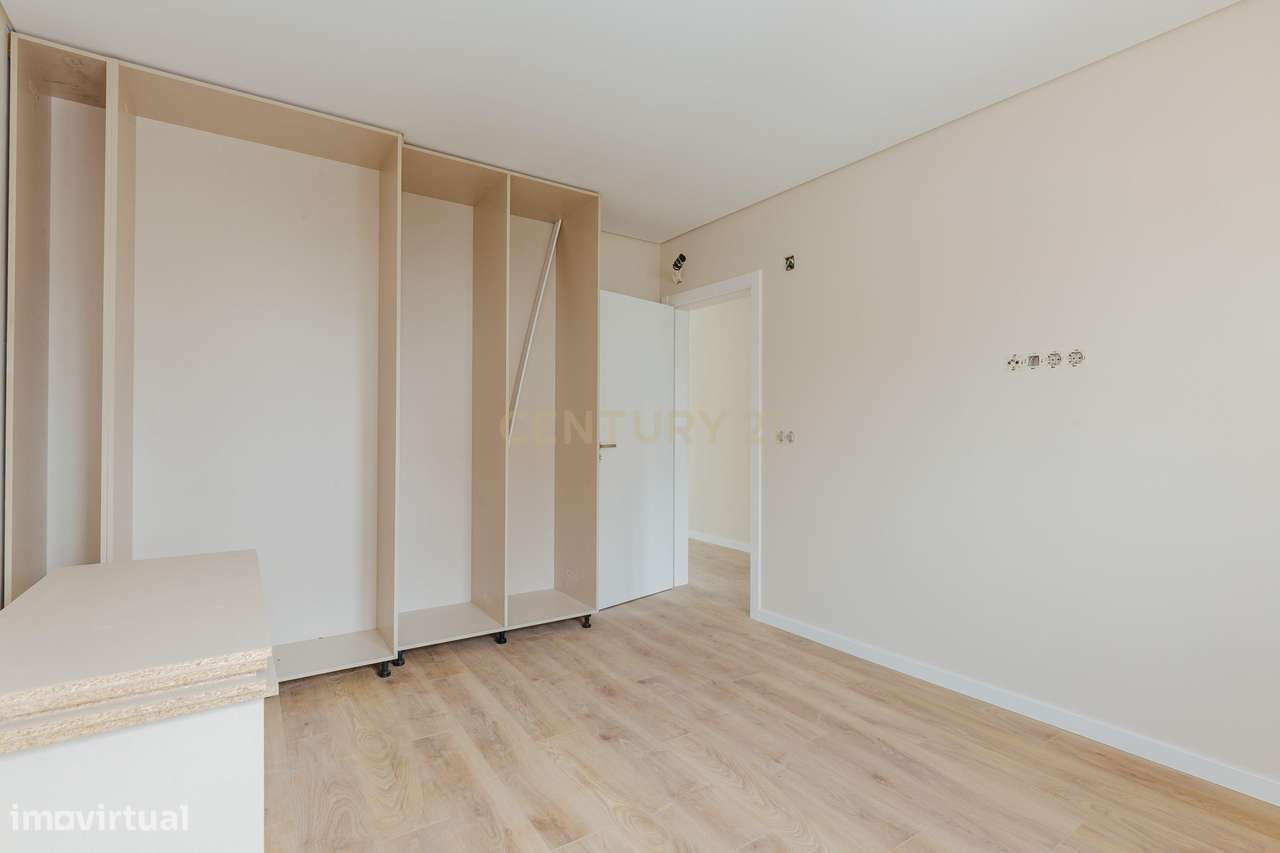 Apartamento T2 Novo com Vista Panorâmica em Loures-24