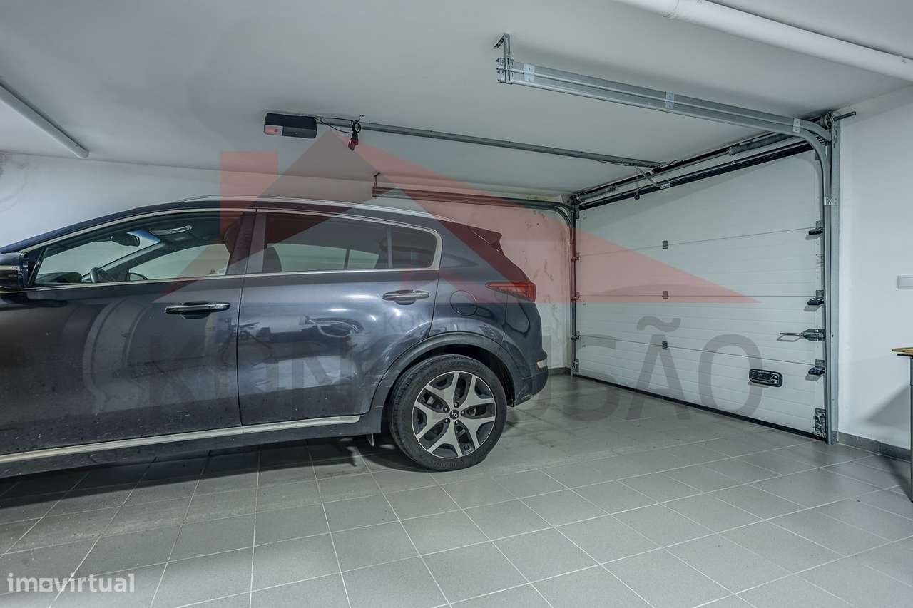 Moradia T4 de arquitetura moderna, estado de nova.-36