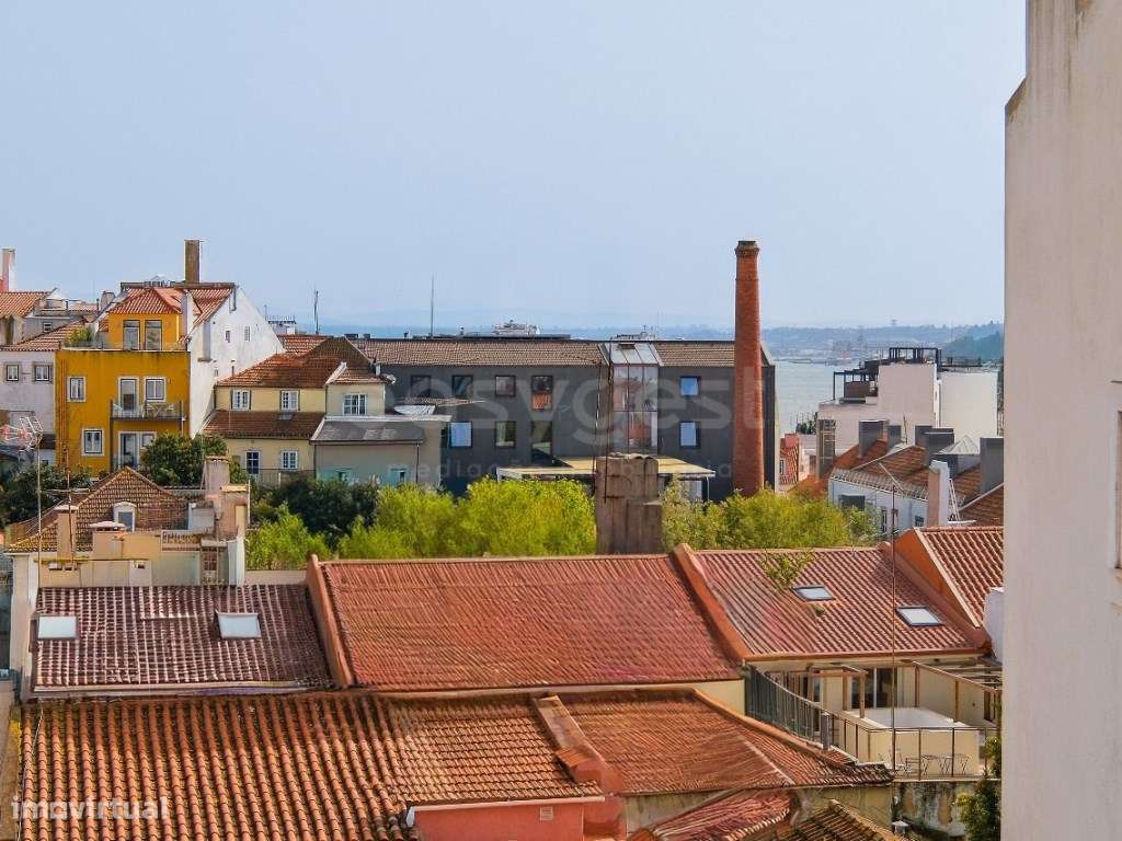 T2 remodelado no coração de Lisboa, entre o Bairro Alto e Santos-2