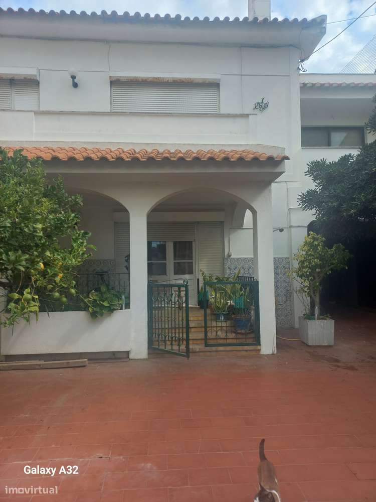 Excelente moradia centro Costa Caparica-9