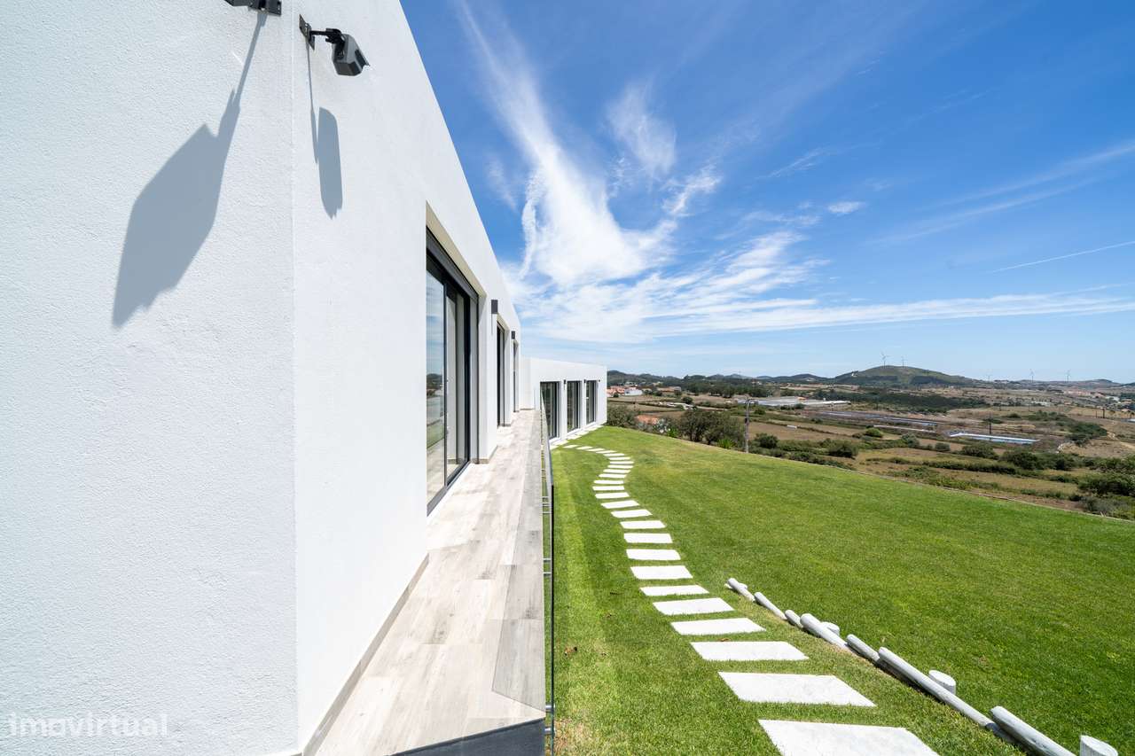 Moradia independente à venda na Estrada Velha da Avessada, 2665-49