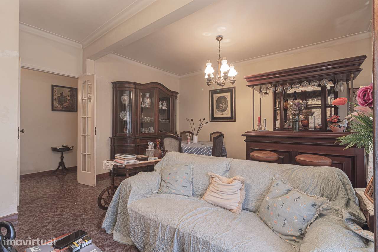 Apartamento T4 transformado em T3 no Laranjeiro-7