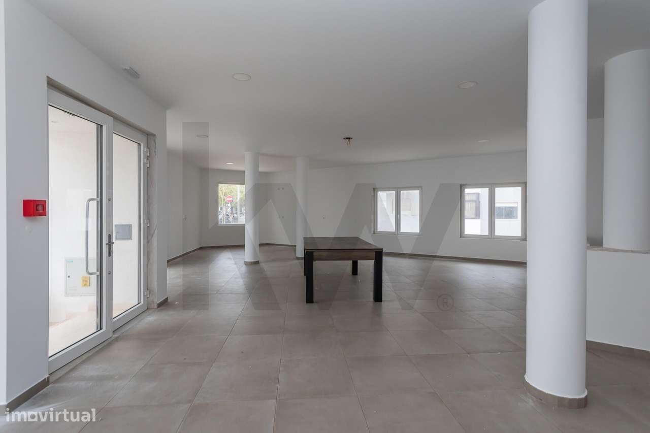 Espaço Comercial com Montra Excepcional e 2 Pisos em Queijas - Grande imagem: 4/24