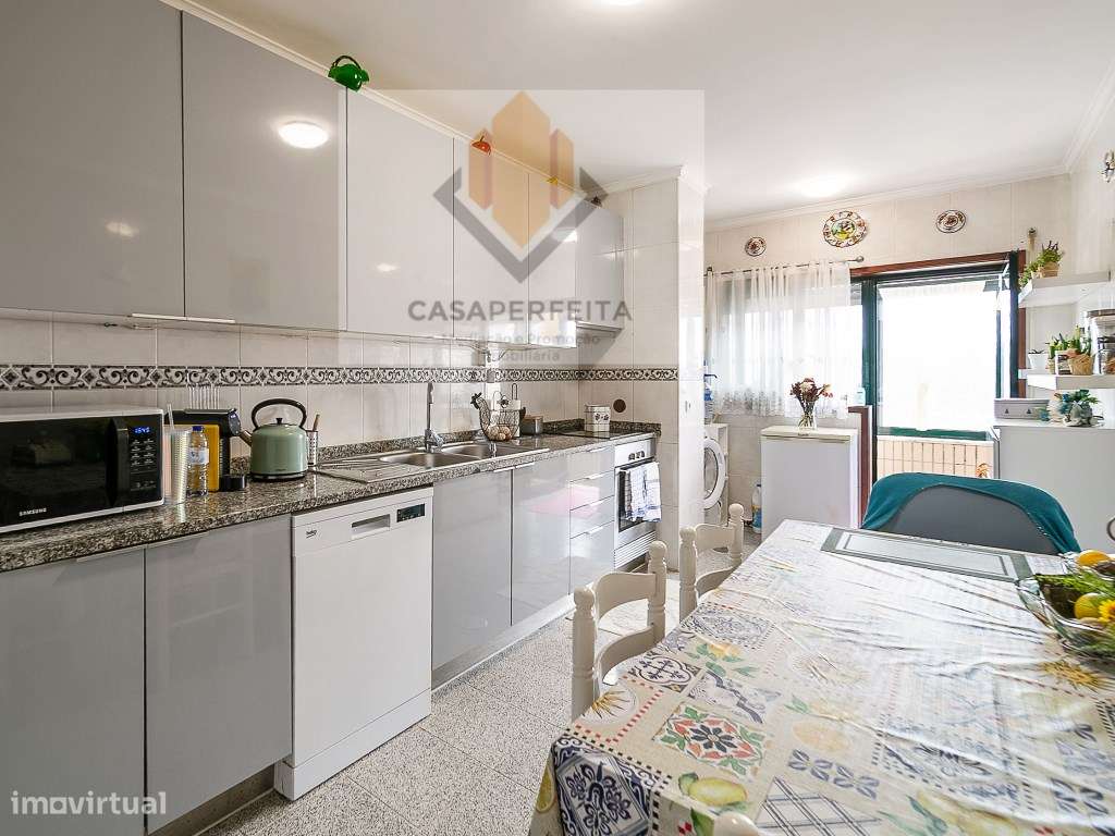 Apartamento T3 Como Novo com Varandas e Box - a 1500 metros da Prai...-8