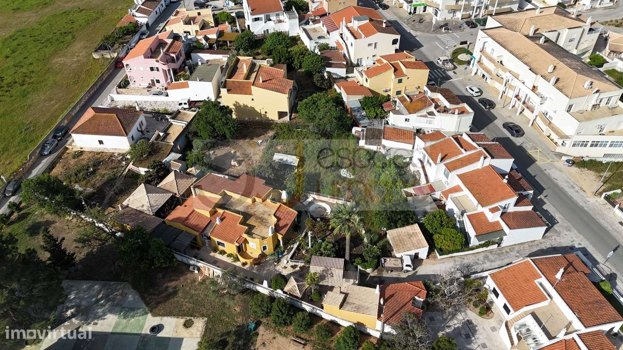 Pêra - Terreno Urbano com 645 m2 - Localização Central-15