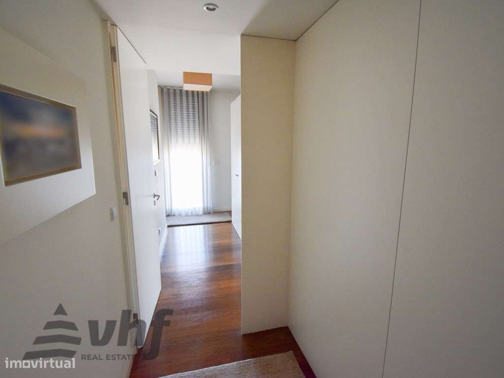 Oportunidade Única: T5 de Excelência no Condomínio Jardim das Camélias-17