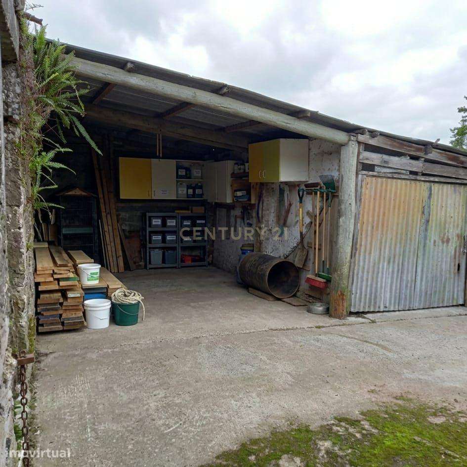 Oportunidade com Potencial – Moradia com Quintal e Estacionamento-9