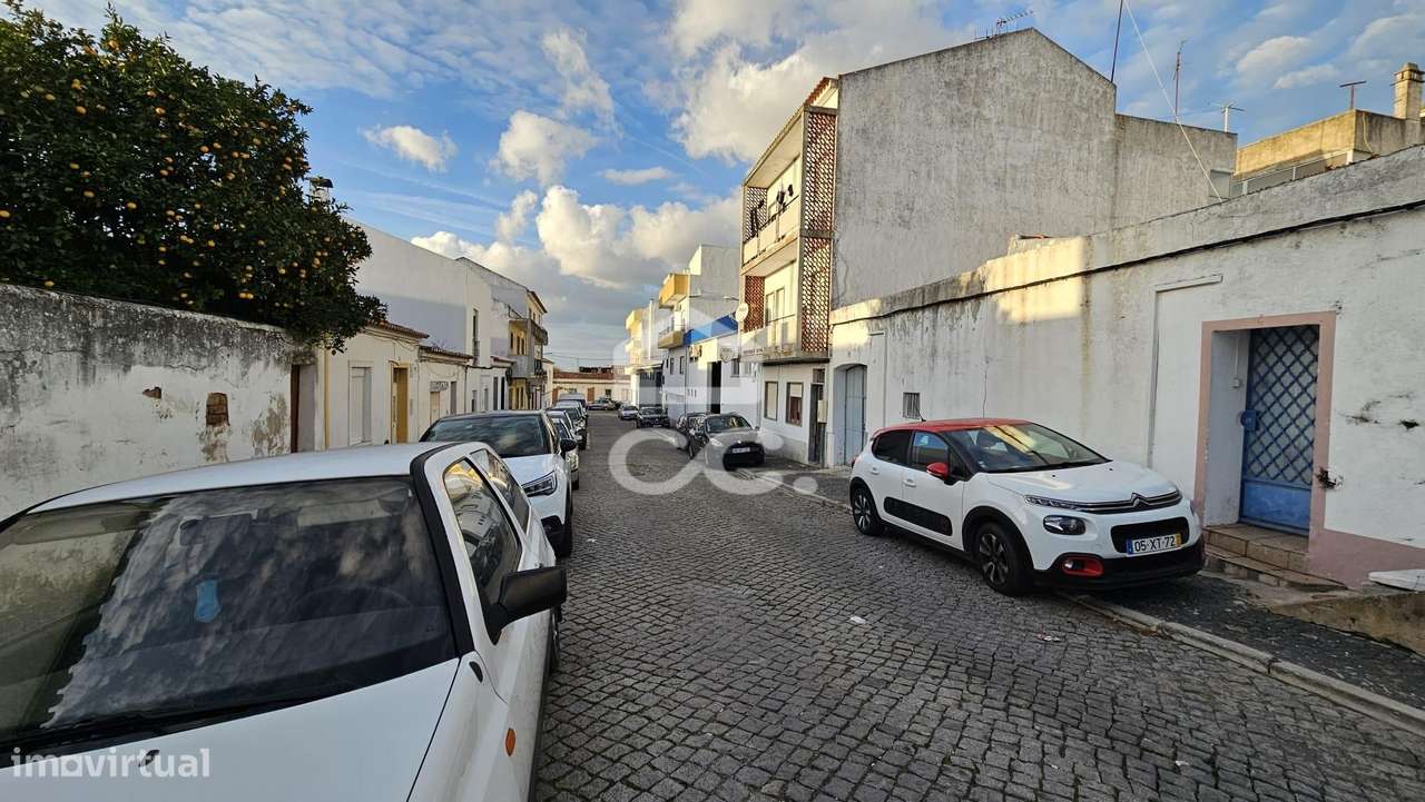 Prédio devoluta para recuperar à venda em Beja. - Grande imagem: 3/17