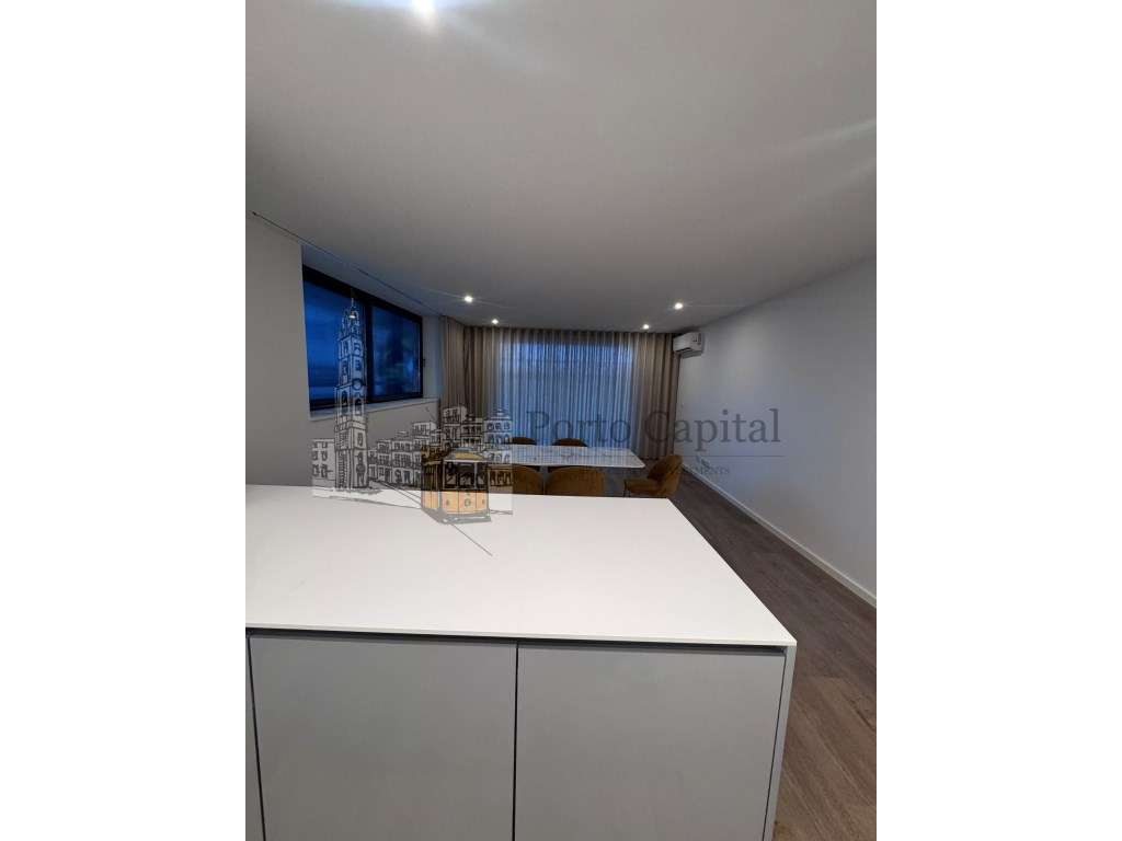 VENDE-SE T3 COM VARANDA EM LEÇA DA PALMEIRA - Grande imagem: 2/25