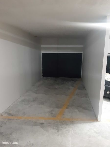 Garagem box fechada a 150 metros do hospital S.joão