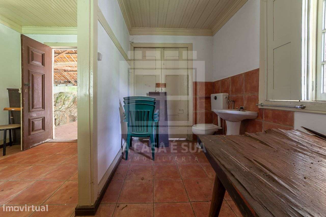 Propriedade para restauro inserida num terreno com 14 000 m2 - Grande imagem: 4/19