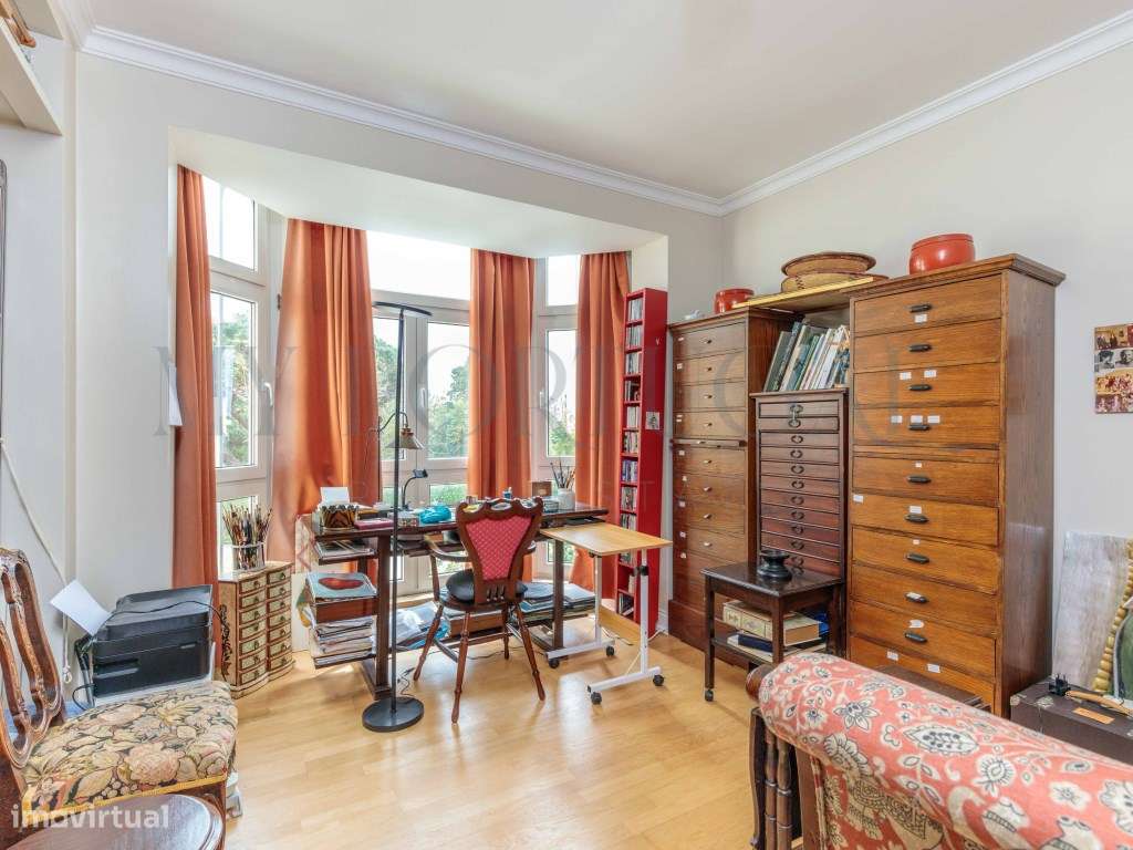 Elegância e História no Estoril: T2 com Vista Piscina no Condomínio...-3