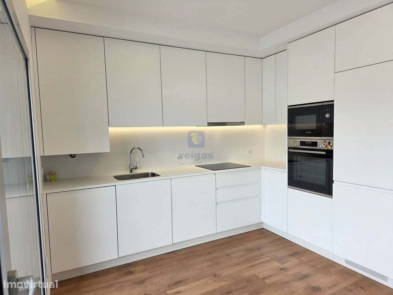 Apartamento semi-novo, T2, 2 WC, box p/ 2 carros e arrumos, em Leiria-8