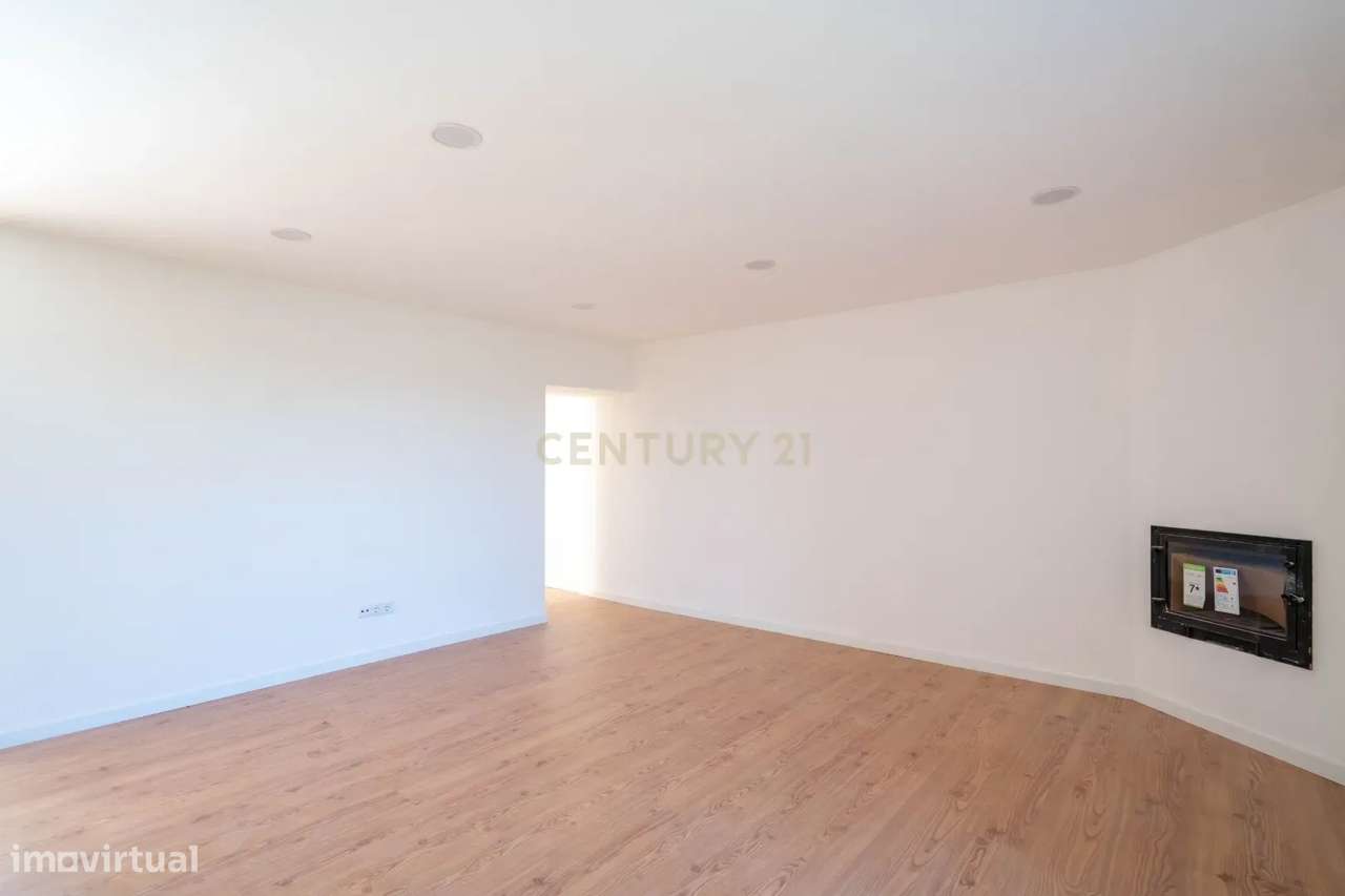 Moradia T3 de dois pisos com terreno totalmente renovada a cinco minut-46