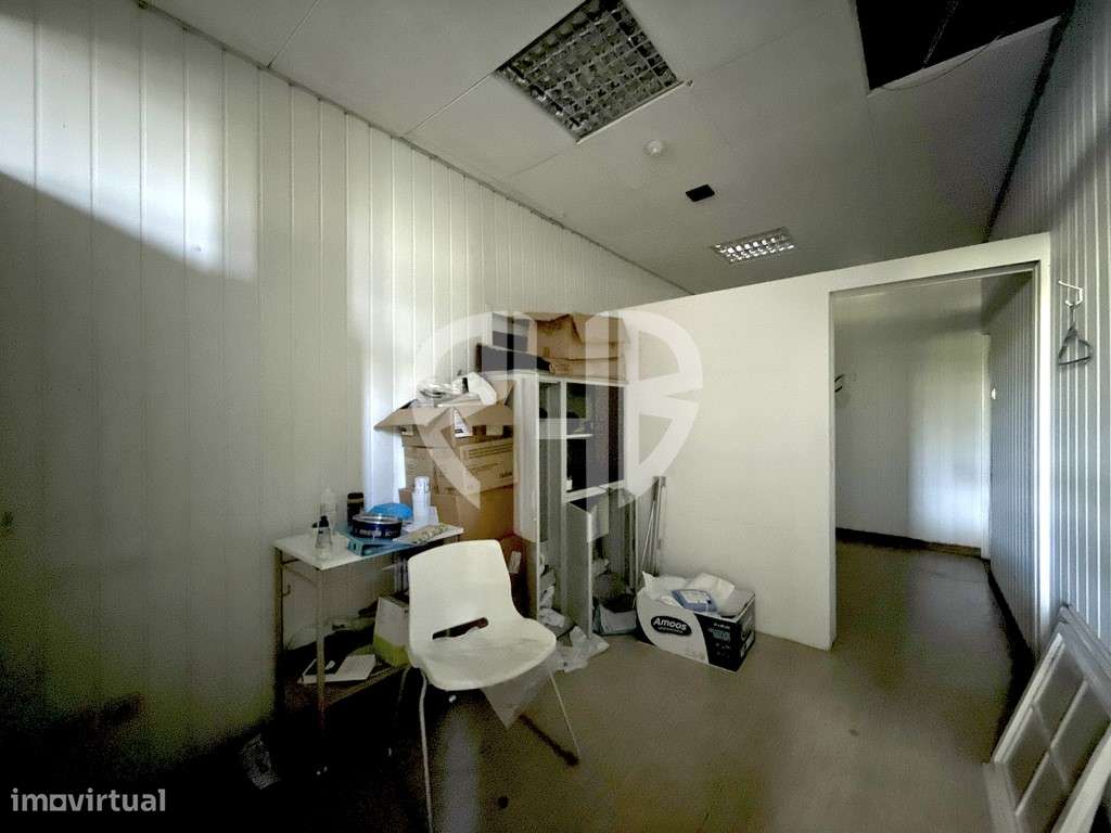 Edifício Comercial 2 Pisos // Rua do Padrão - Pedroso-27