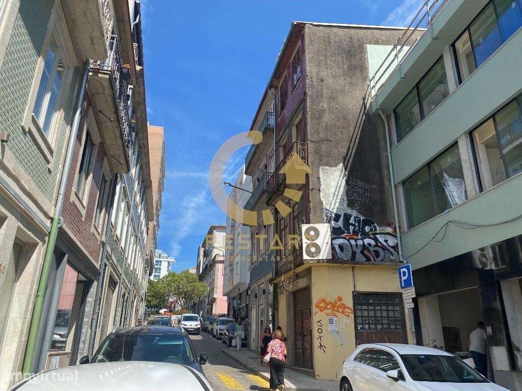 Prédio na Rua do Bonjardim, para reabilitar, com PROJETO APROVADO. - Grande imagem: 4/34