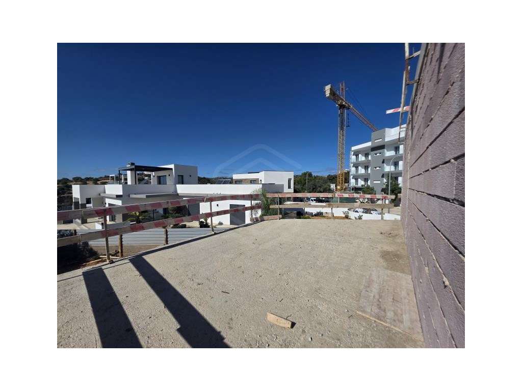 Moradia em construção T3+2 de arquitetura moderna e com vista mar e... - Grande imagem: 4/22