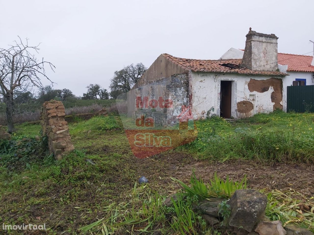 Terreno urbano com ruína em São Francisco da Serra