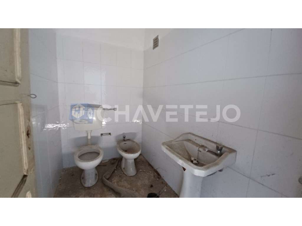 Prédio com habitação, armazém, e logradouro a 3 minutos de Tomar.-12