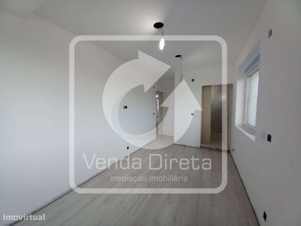 Apartamento T4 remodelado no Laranjeiro-21