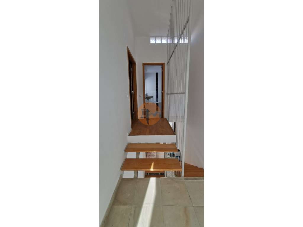 Moradia totalmente renovada numa zona calma onde predomina a habita...-25