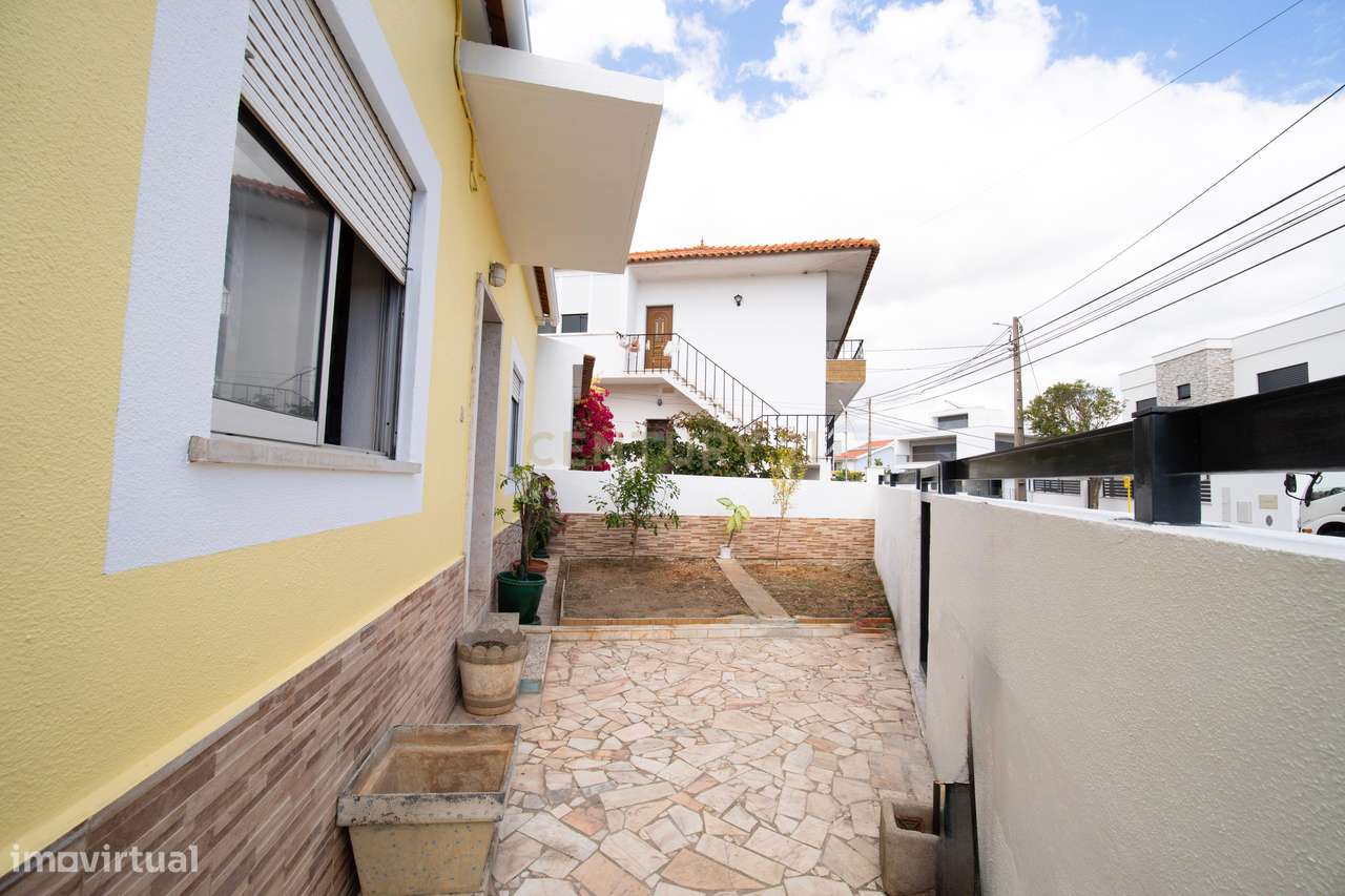 Moradia T2 Renovada, com 119 m² de Logradouro-24