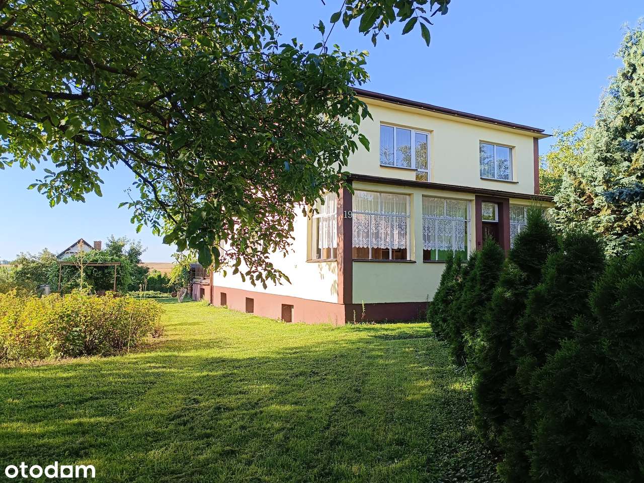 Dom pod miastem 5 pokoi 3 garaże  ogród i sad-4