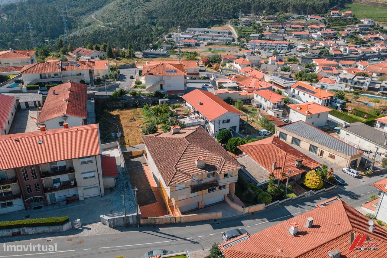 MORADIA T3 COM ÓTIMAS ÁREAS E ESPAÇO PARA NEGÓCIO PRÓPRIO!-22