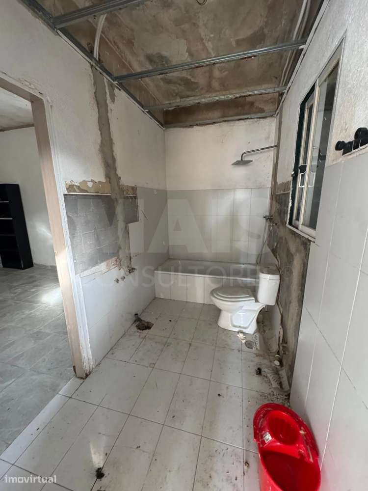 Oportunidade em Calhandriz: Moradia T2 Semi-Remodelada com Opção Ch...-7