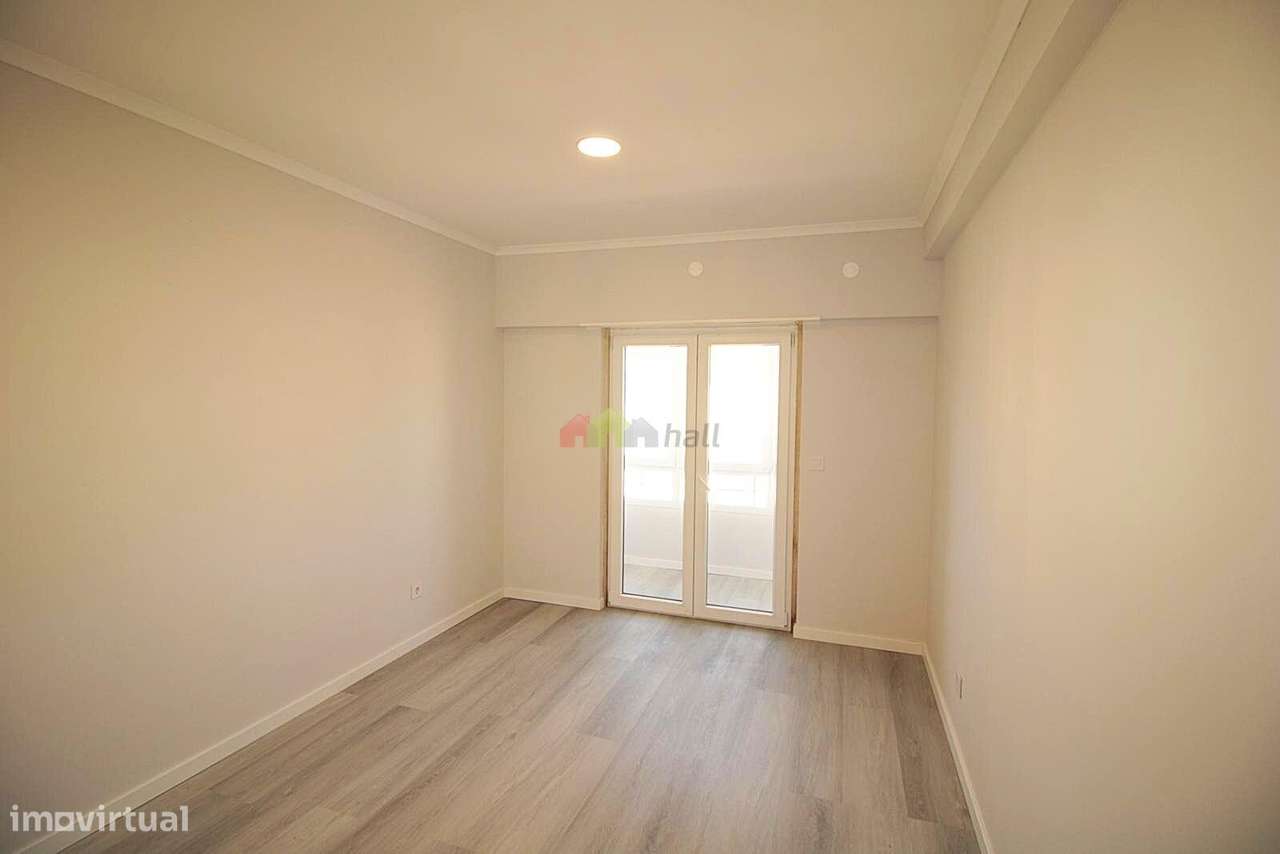 Apartamento T4, 3º andar, Totalmente Remodelado na Amora-16