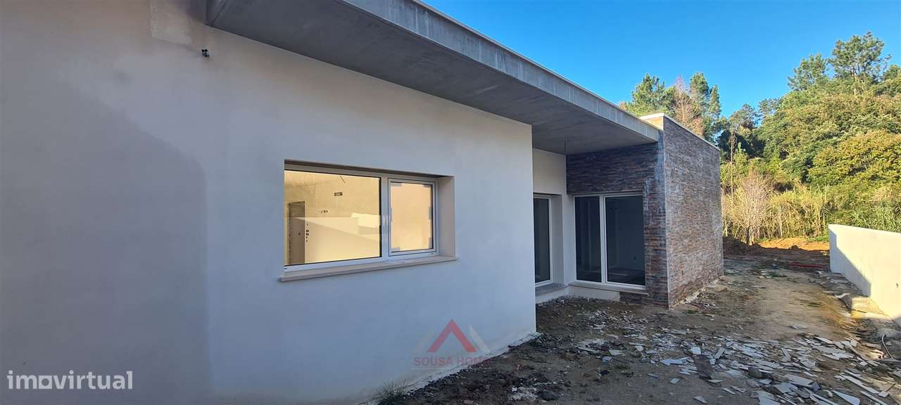 Moradia Rés-do-Chão T4 / Ilha / Jardim - Grande imagem: 3/43