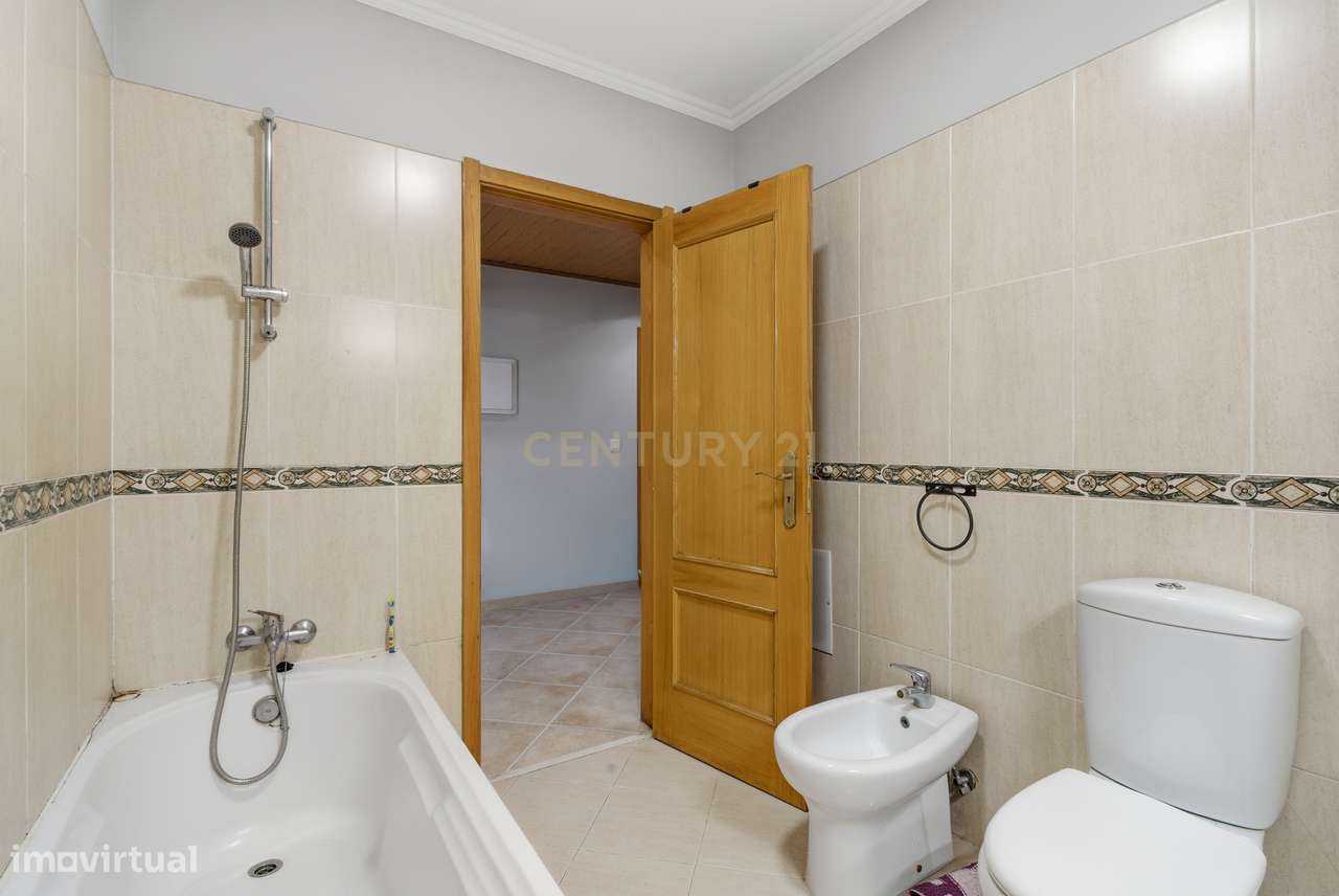 Apartamento T2 com Parqueamento no Centro da Moita — A 30 Minutos de L-2