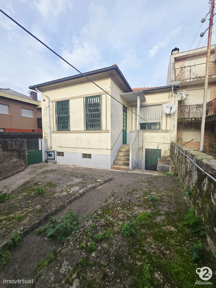 Moradia V3 no Porto perto do Parque Nascente ( para recuperar )-1