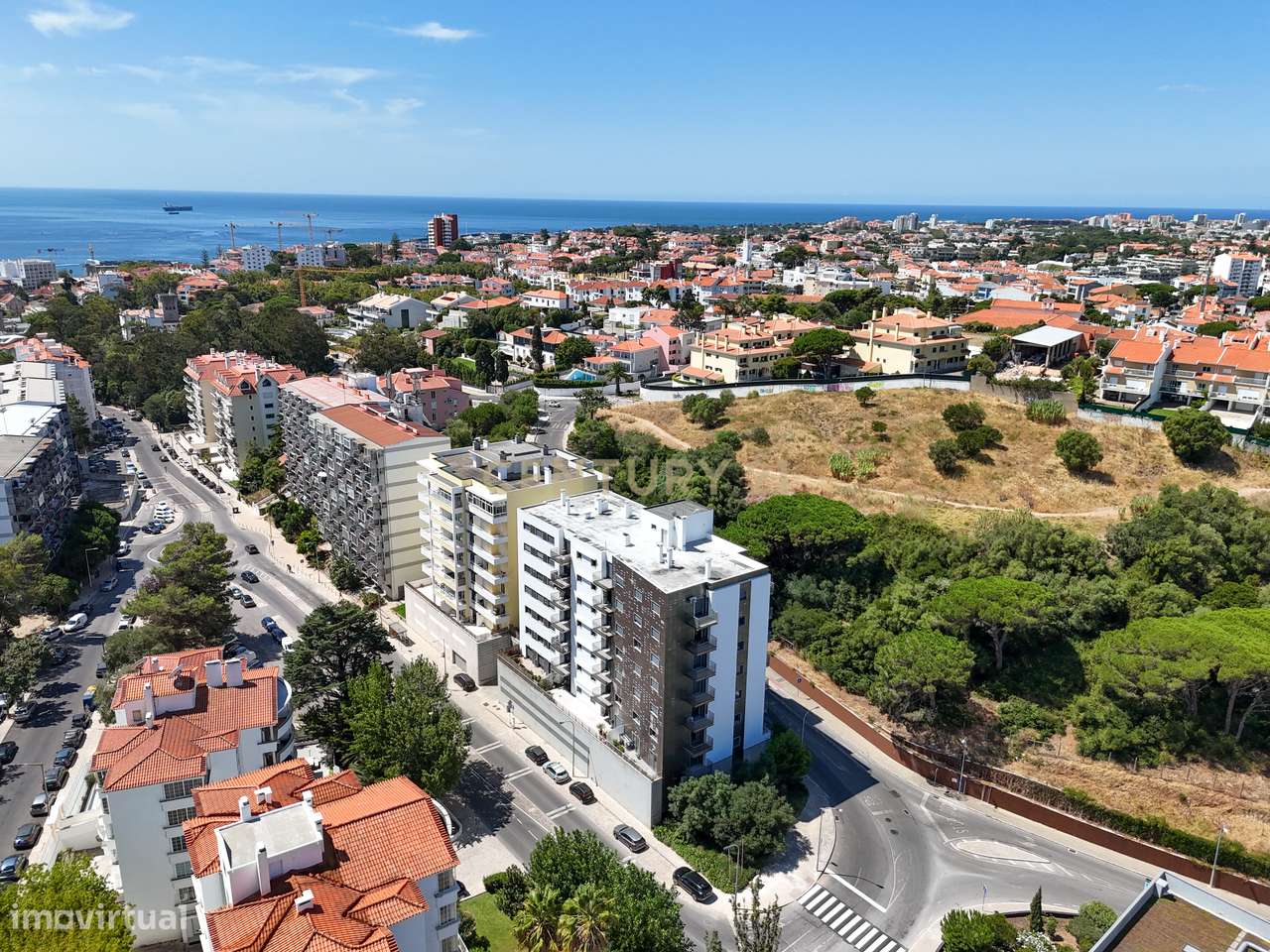 Elegante Apartamento T3 no Estoril com Box Fechada para 3 carros a pou-37