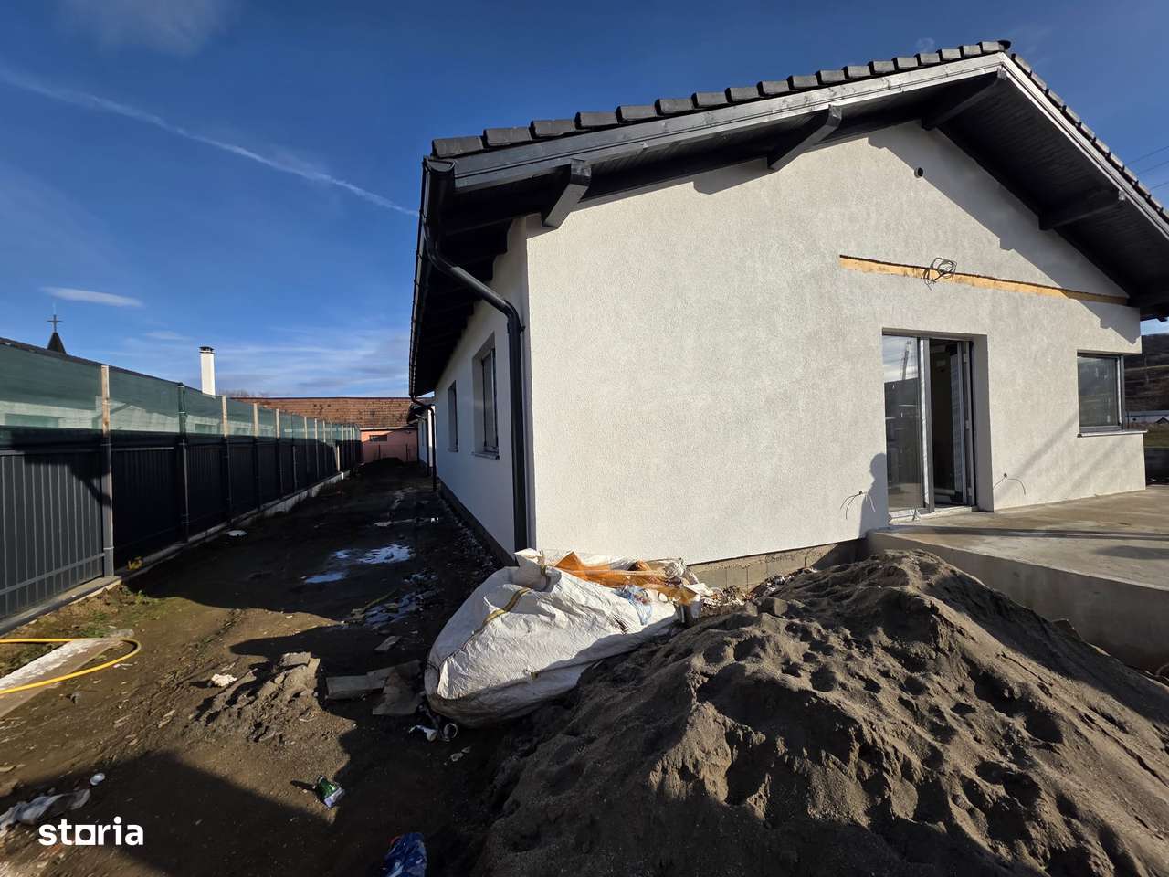 2 case tip parter, 4 camere, 2 bai, 5 arii teren, la cheie + gard-9