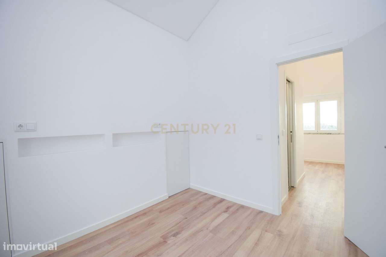 MORADIA T2 com Jardim * Bairro tranquilo em Cova da Piedade Almada-23