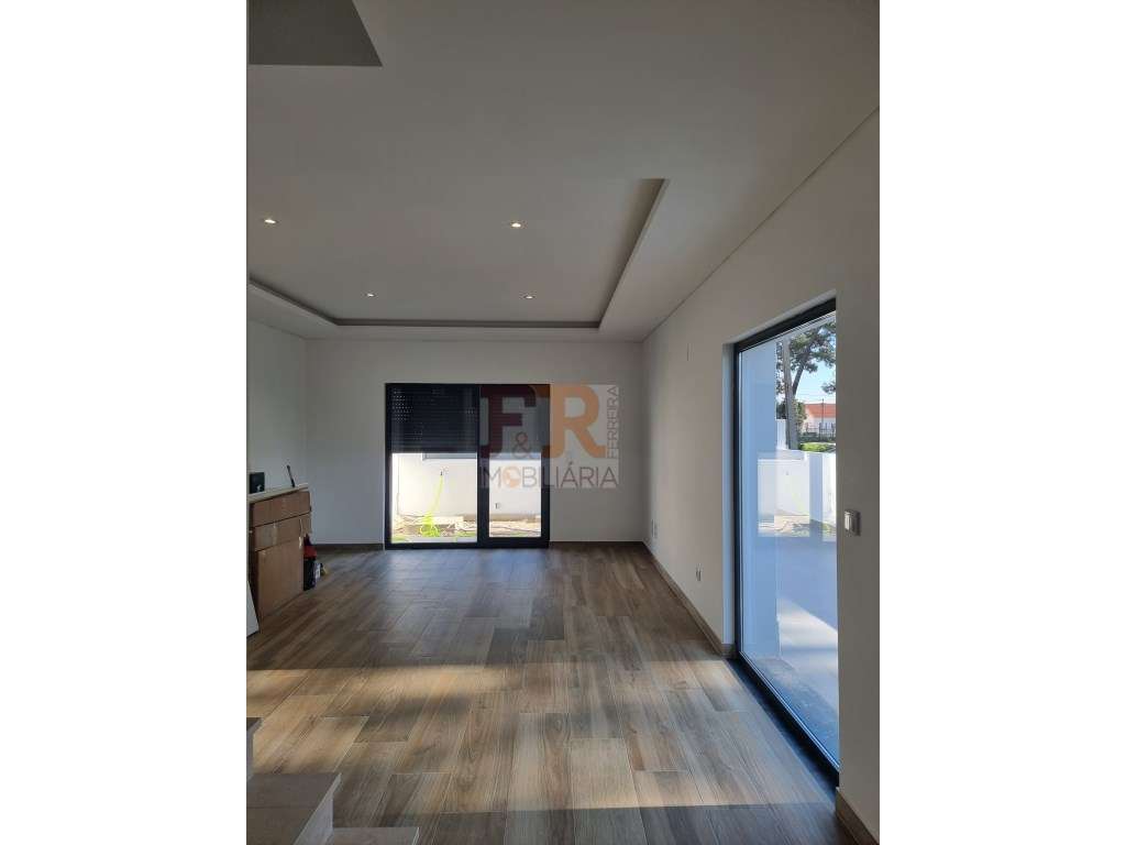 Moradia Geminada T3 com garagem e Terraço Quinta do Conde Sesimbra-22
