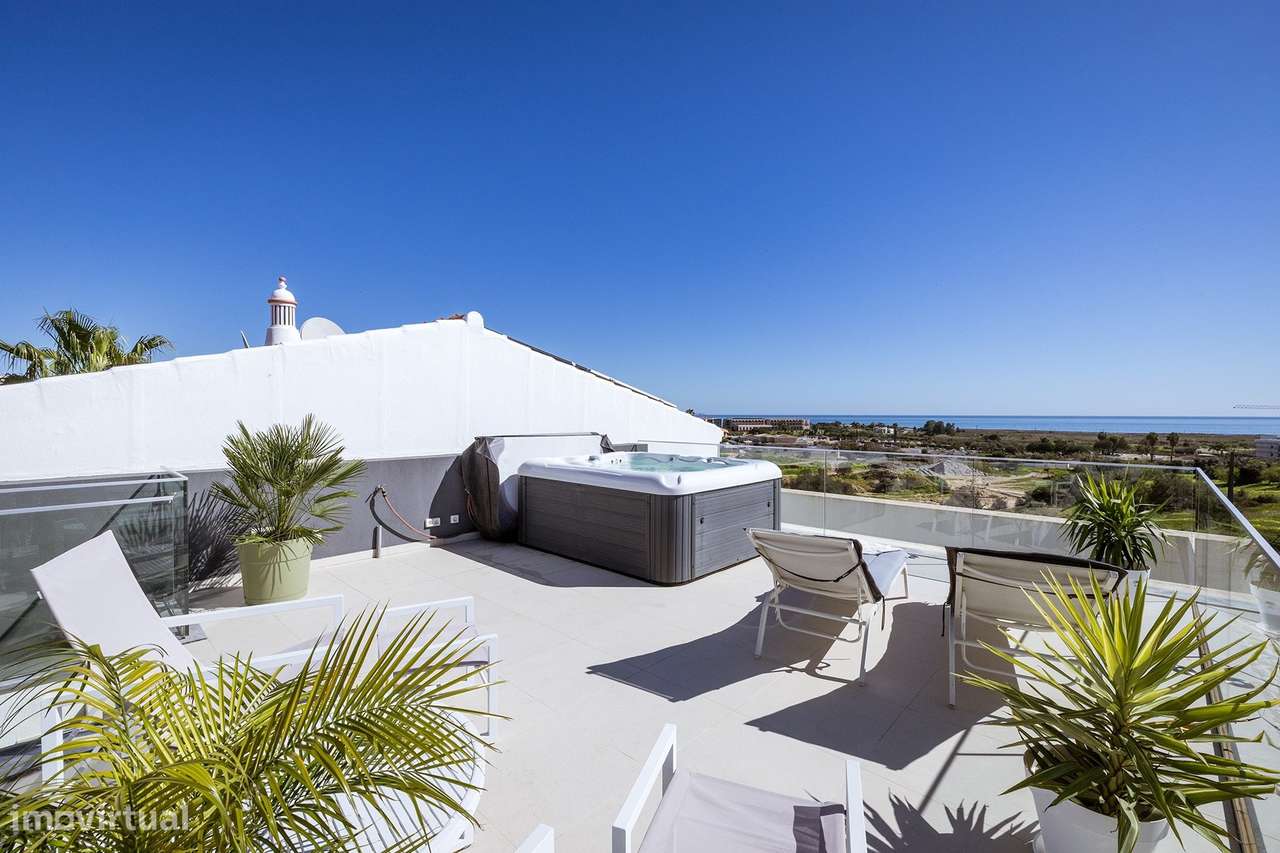 MODERNA E LUXUOSA MORADIA T3 COM PISCINA E GARAGEM PERTO DA MARINA DE-43