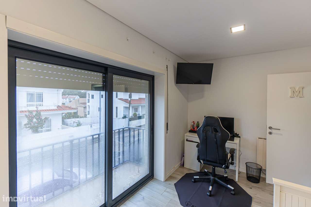 Moradia T4+1 renovada com anexo e jardim em Canidelo-23