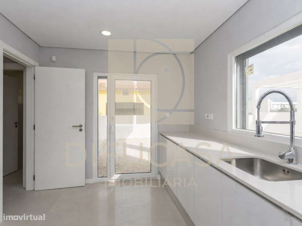 Moradia Com Garagem e Piscina Pronta a Habitar-16