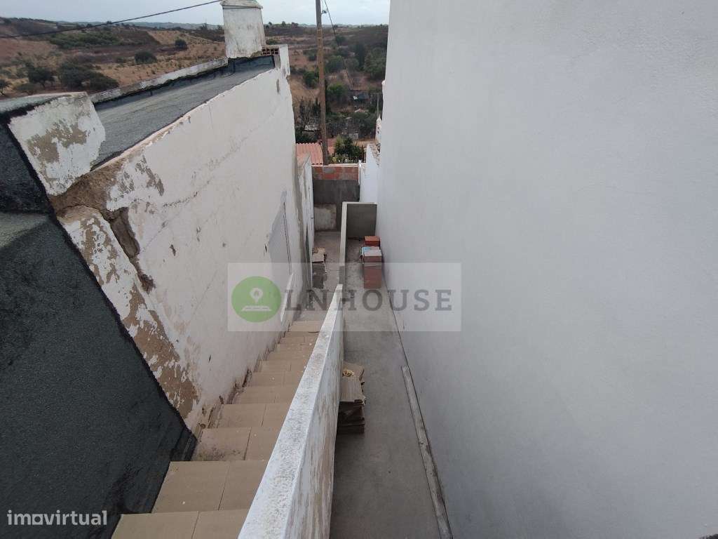 Moradia térrea T2 em remodelação com garagem, pátios e horta, Odele...-29
