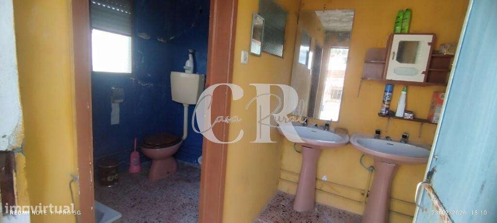 Moradia T3 com vários anexos, terreno e poço-25