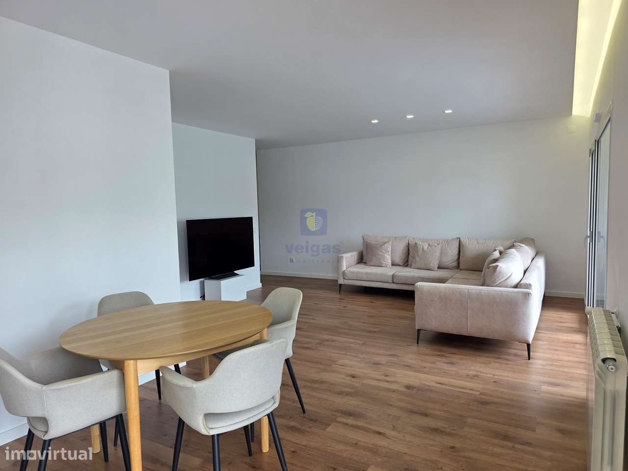 Apartamento semi-novo, T2, 2 WC, box p/ 2 carros e arrumos, em Leiria-13