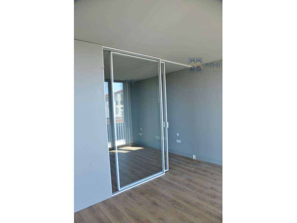 T0 +1 Novo com Varanda e Garagem e excelentes vista à Rua do Bonjar...-20