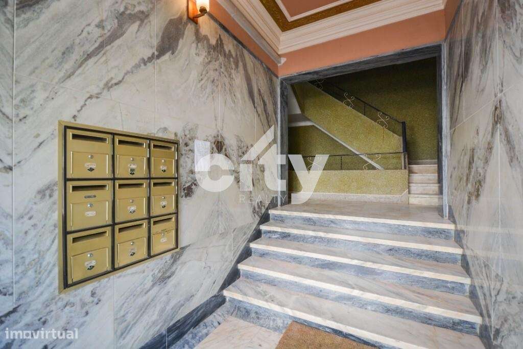 Apartamento T3 localizado em zona central de Massamá junto à Escola Se-4